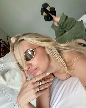 Ema Louise photo
