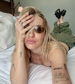 Ema Louise photo