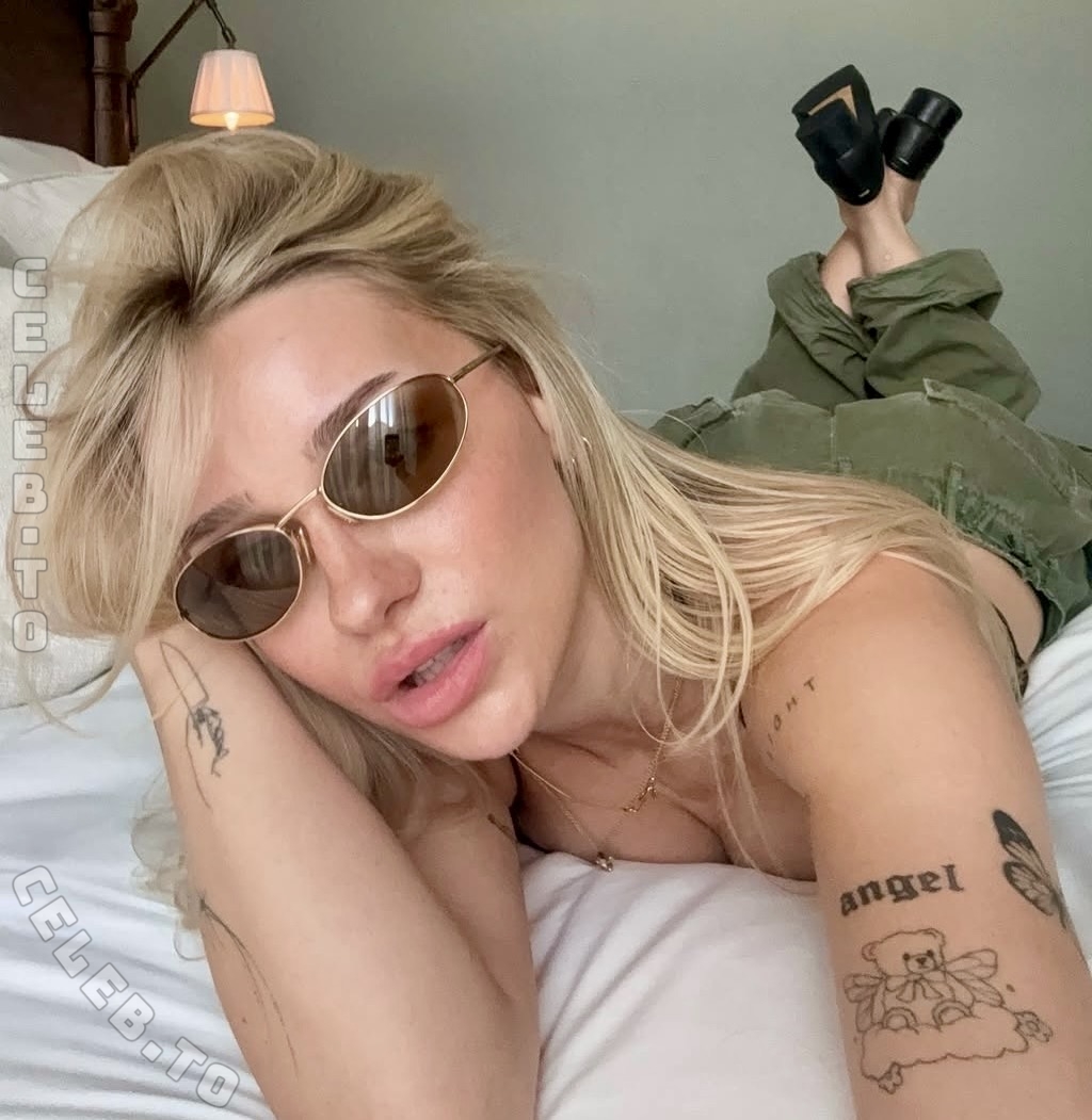Ema Louise photo