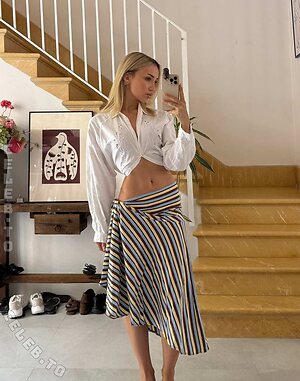 Ema Louise photo