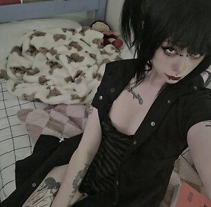 Emi leaked photo #4