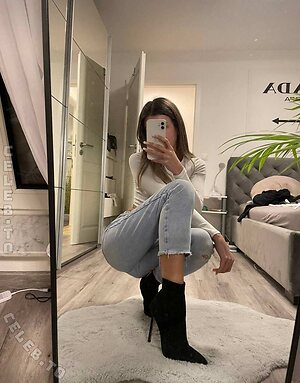 emiliaaa.rose Nude Leaked Photo #6