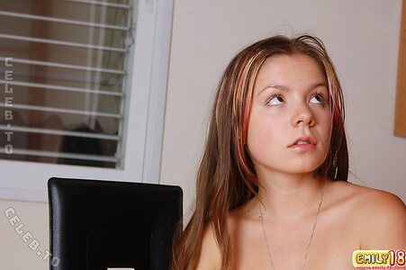 Emily 18 leaked photo #419