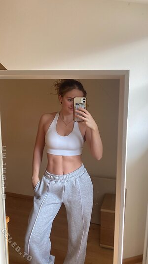 emily erdbeer Nude Leaked Photo #10