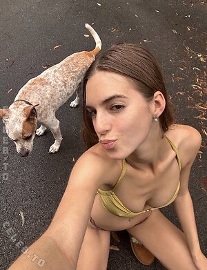 Emily Feld photo