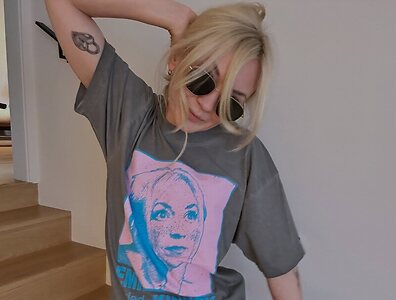 Emily Kinney leaked photo #10