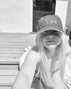 Emily Kinney leaked photo #26