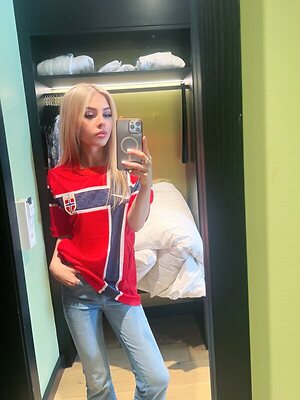 Emily Linge leaked photo #2