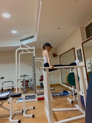 Emily Linge leaked photo #4