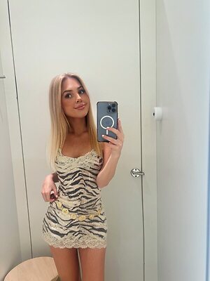 Emily Linge leaked photo #14