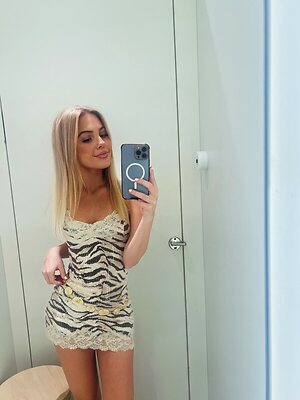Emily Linge leaked photo #16