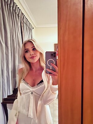 Emily Linge leaked photo #20