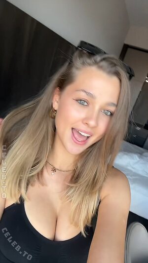 Emily Maurer photo