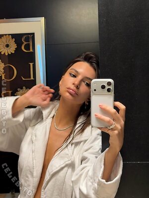 Emily Ratajkowski Nude Leaked Photo #41