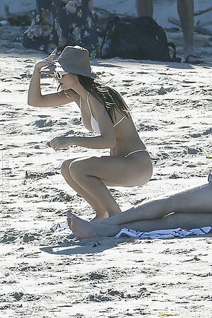 Emily Ratajkowski photo