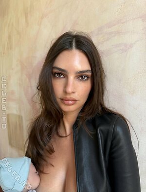 Emily Ratajkowski photo