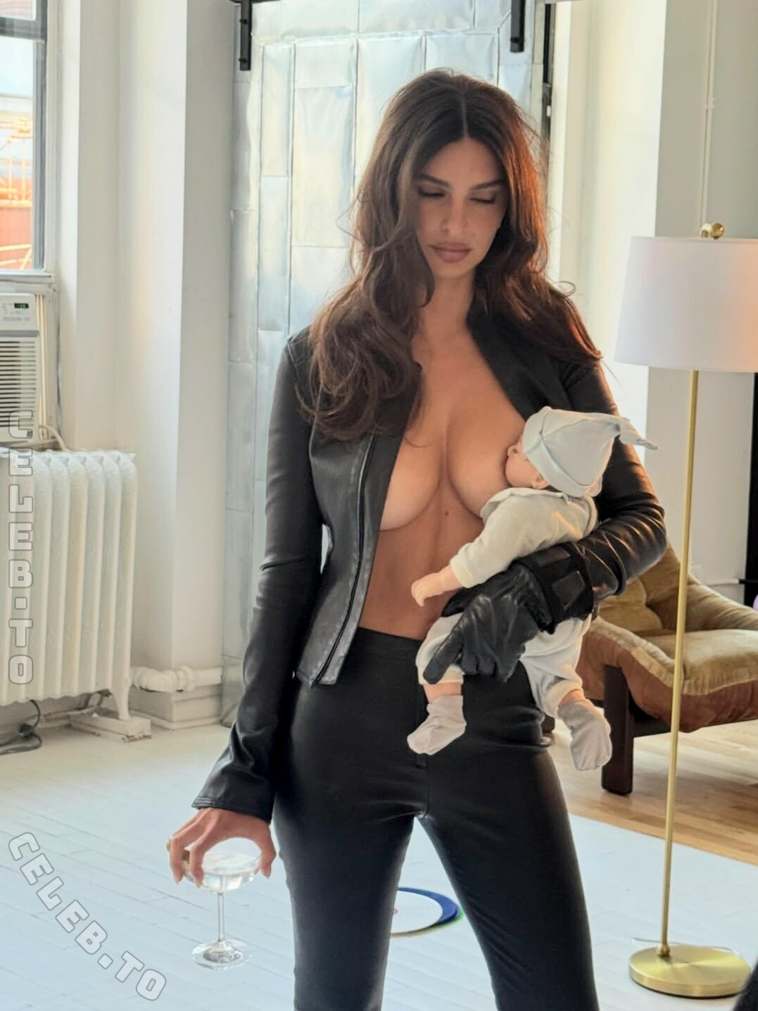 Emily Ratajkowski photo