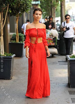 Emily Ratajkowski photo