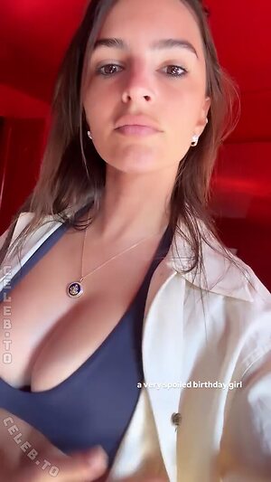Emily Ratajkowski photo