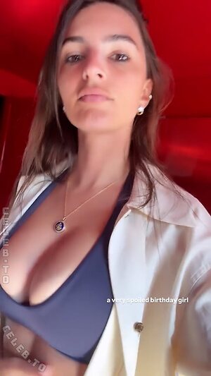 Emily Ratajkowski photo
