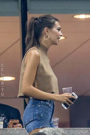 Emily Ratajkowski photo