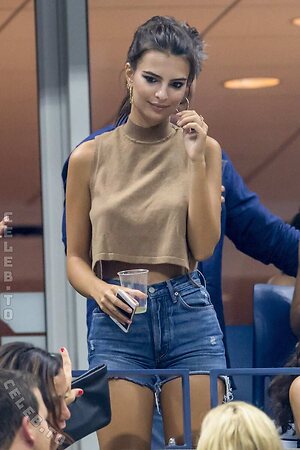Emily Ratajkowski photo