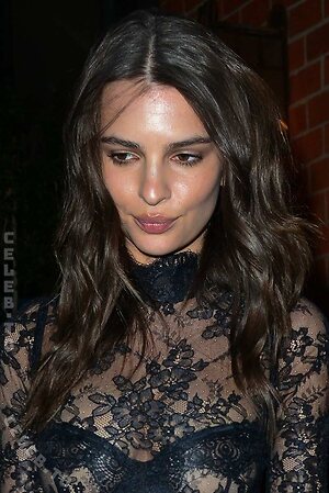 Emily Ratajkowski photo