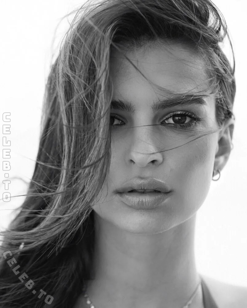 Emily Ratajkowski photo