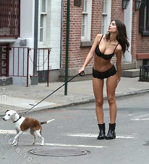 Emily Ratajkowski photo