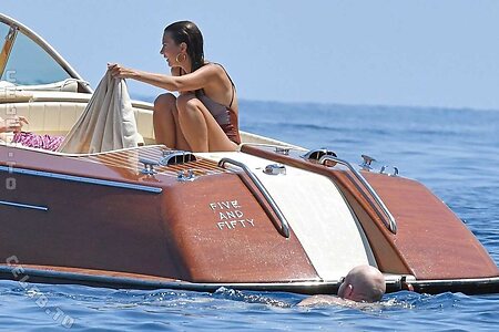 Emily Ratajkowski photo
