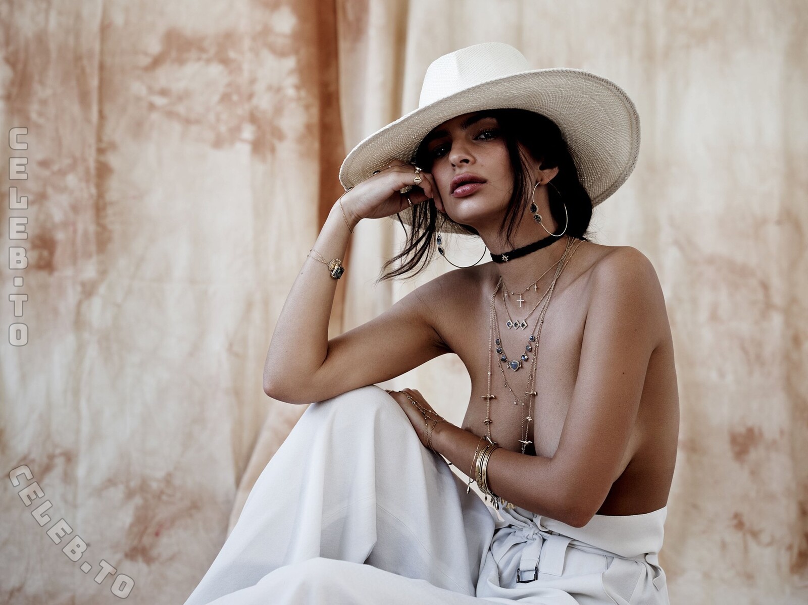 Emily Ratajkowski photo