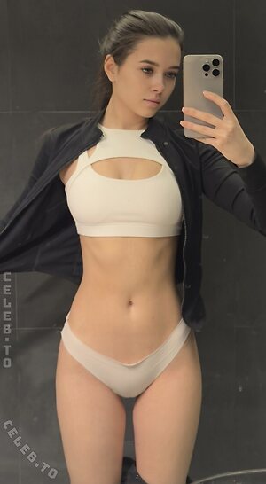 Emilybatee Nude Leaked Photo #5