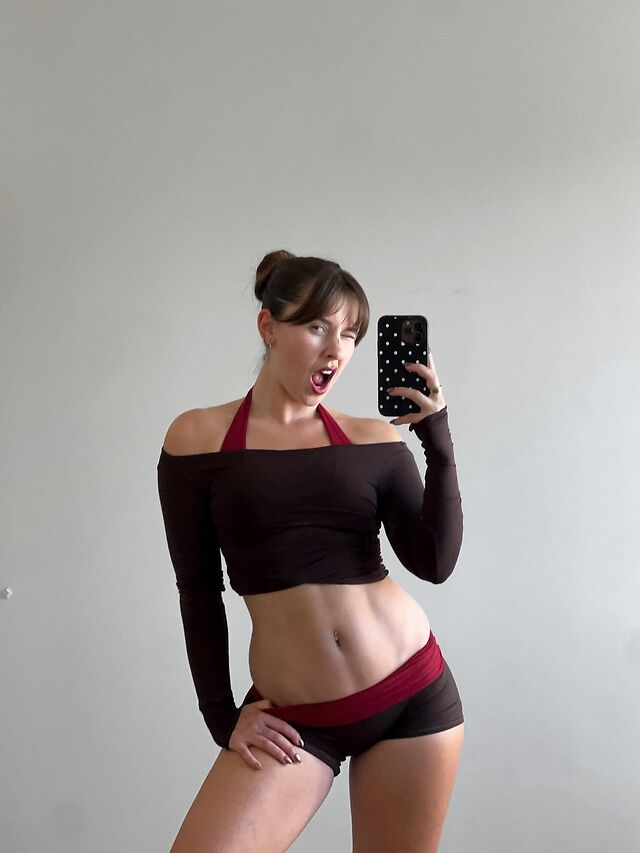 Emilydhelps leaked photos