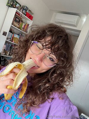 emilyglivern Nude Leaked Photo #9