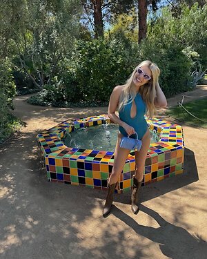 Emma Roberts Hot