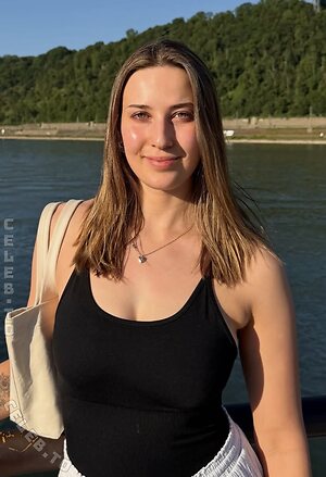 Emma Scharmbeck photo