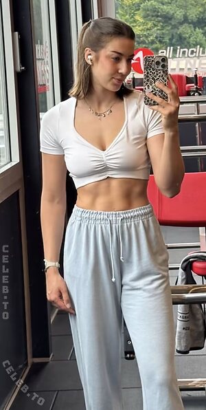 Emma Scharmbeck photo