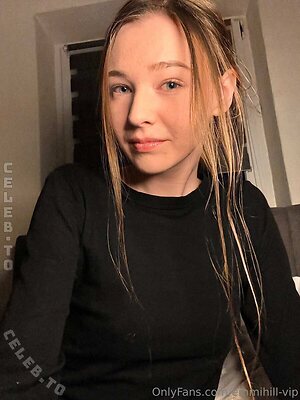 Emmi-Hill Nude Leaked Photo #33