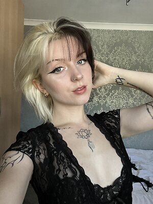 Emzeeni leaked photo #4