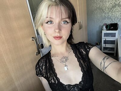 Emzeeni leaked photo #6