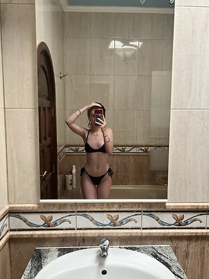 Emzeeni leaked photo #8