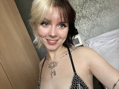 Emzeeni leaked photo #11