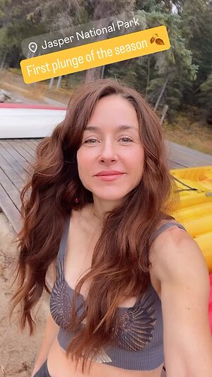 Erin Karpluk leaked photo #2
