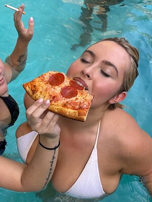 Erinmhk leaked photo #8