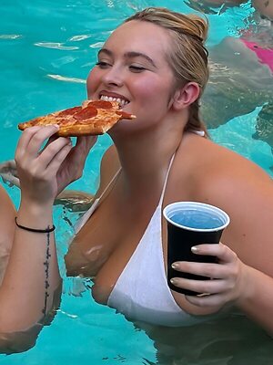Erinmhk leaked photo #9