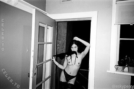 eskyperry Nude Leaked Photo #6