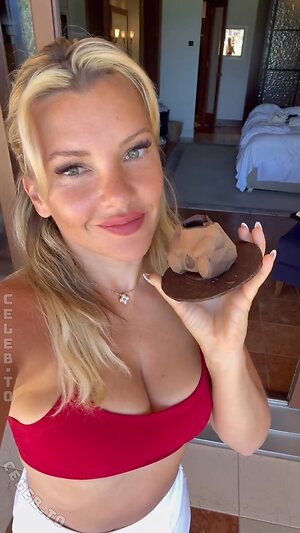 Evelyn Burdecki photo