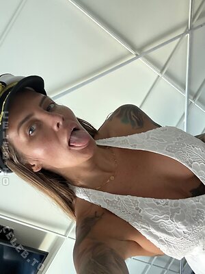 evelynuncovered photo