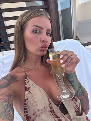 evelynuncovered photo