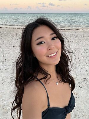 ExtraEmily Nude Leaked Photo #14